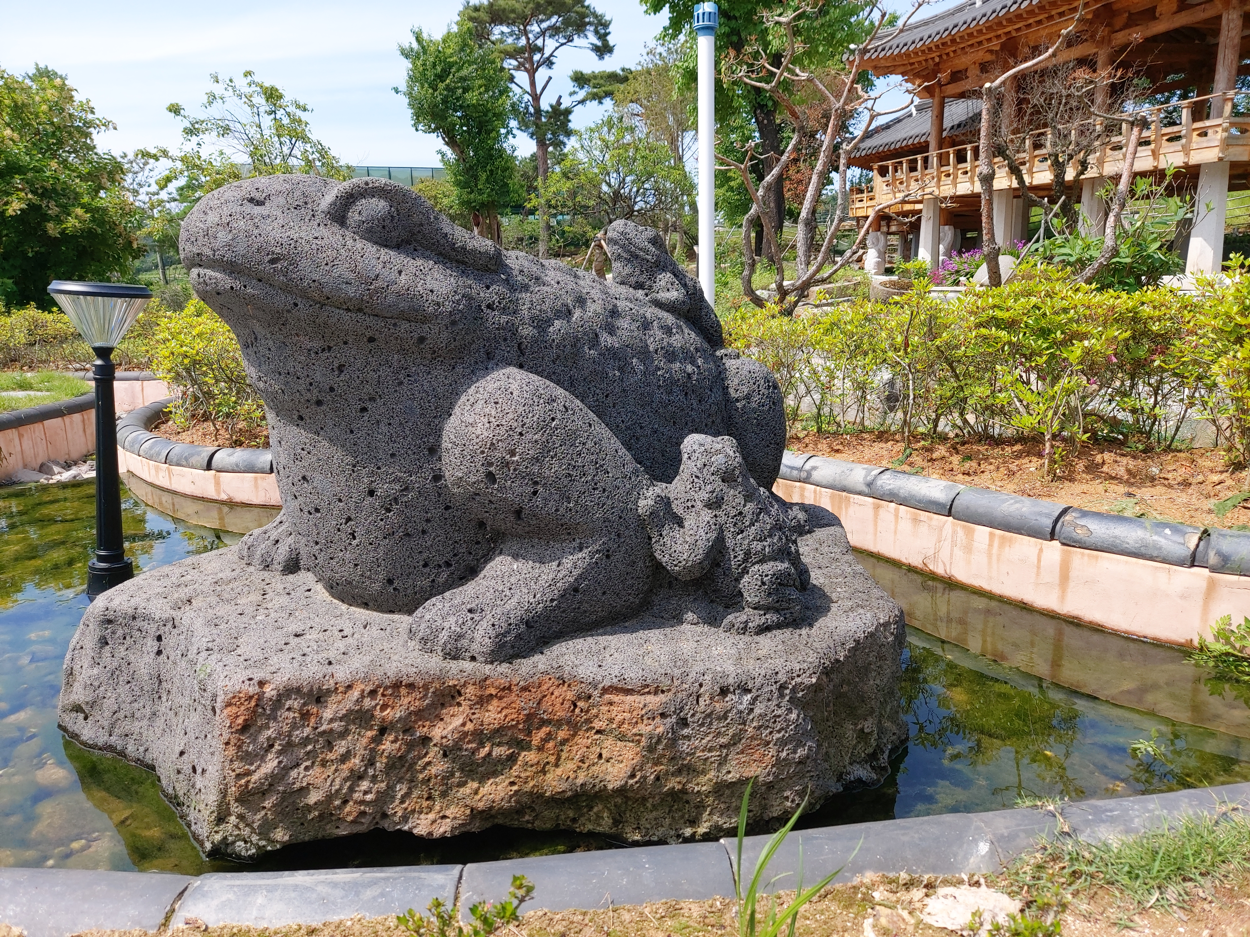초연당 정원의 두꺼비 석상