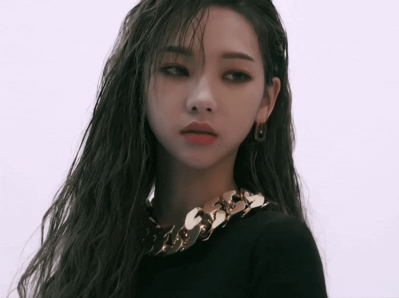  등파인 블랙 드레스 보여주는 카리나