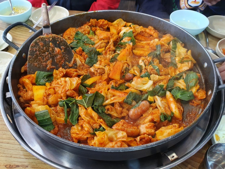  <홍씨네 닭갈비>닭갈비vs부대찌개 고민은 다음 기회에!!