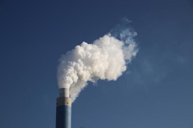 지구온난화 주범 이산화탄소 배출하는 굴뚝