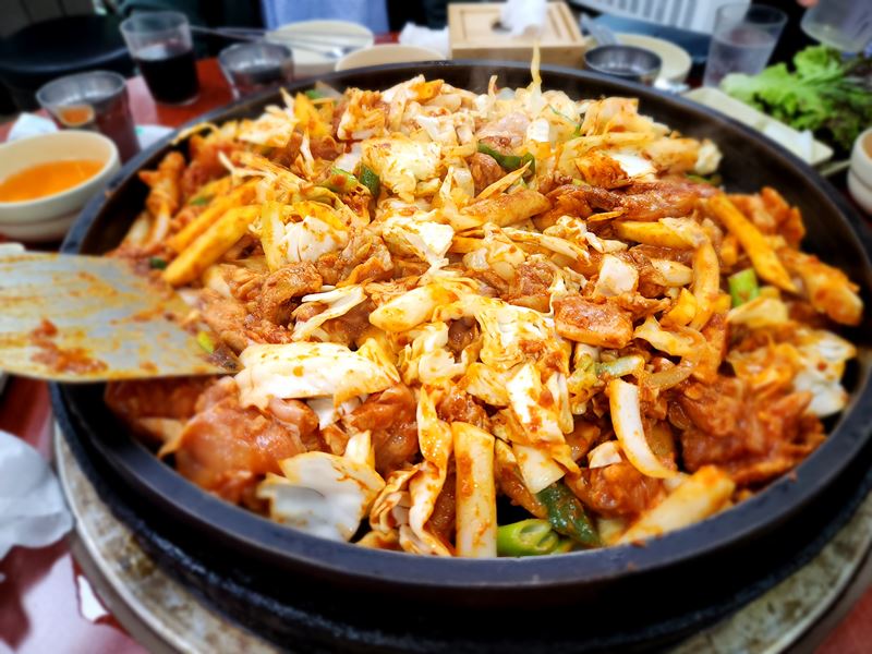 닭갈비 볶는중