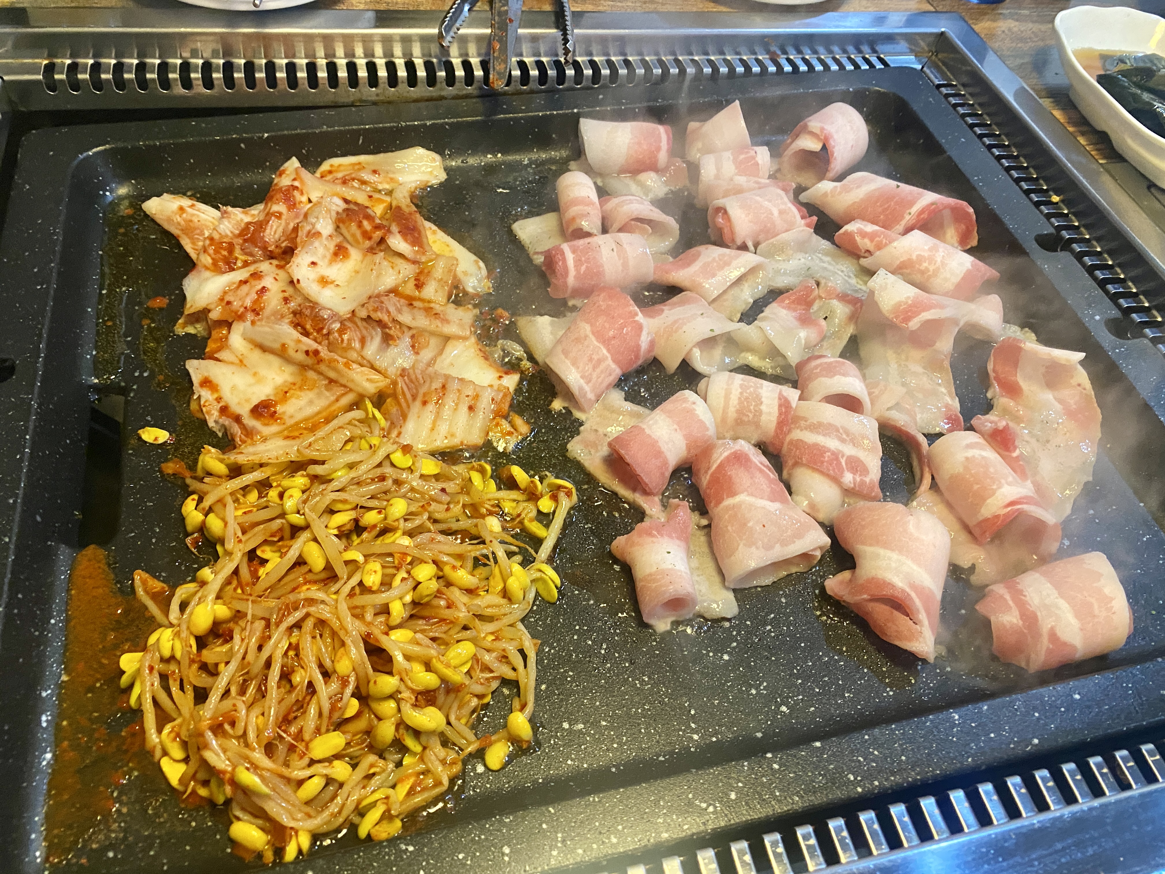 불판-위-대패-콩나물-김치