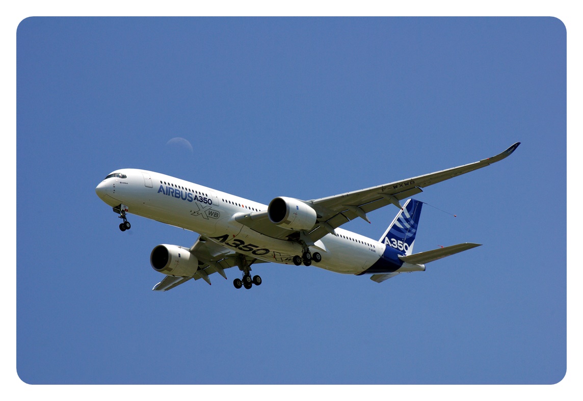 A350-900 에어버스 A350XWB 여객기가 비행하는 모습을 찍은 사진