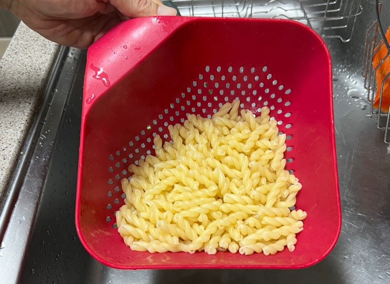 익은 푸실리를 채에 넣고 물을 뺍니다.