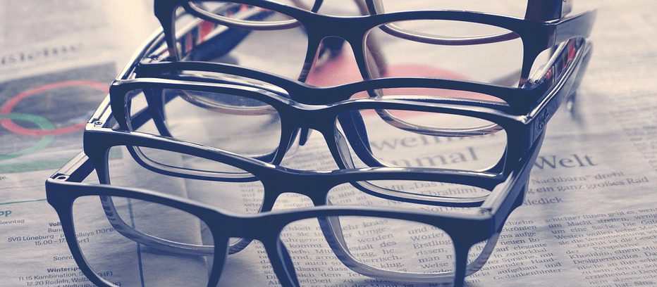 신문위에 놓여 있는 안경