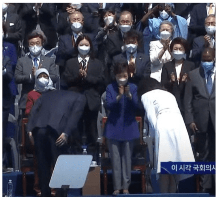  역사의 아이러니...생각보다 붙임성 좋은 윤석열