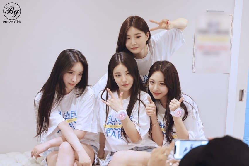  브레이브걸스 첫 온라인 팬미팅 비하인드 사진