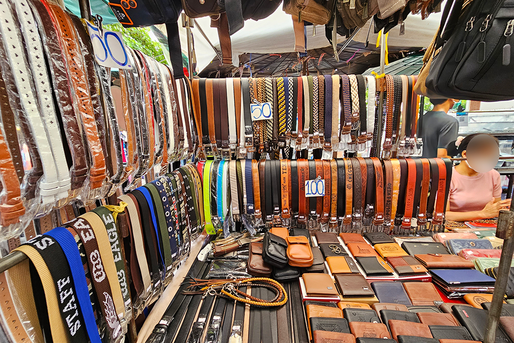 태국 방콕 딘댕마켓 Dindaeng Market 벨트 등 가죽 판매