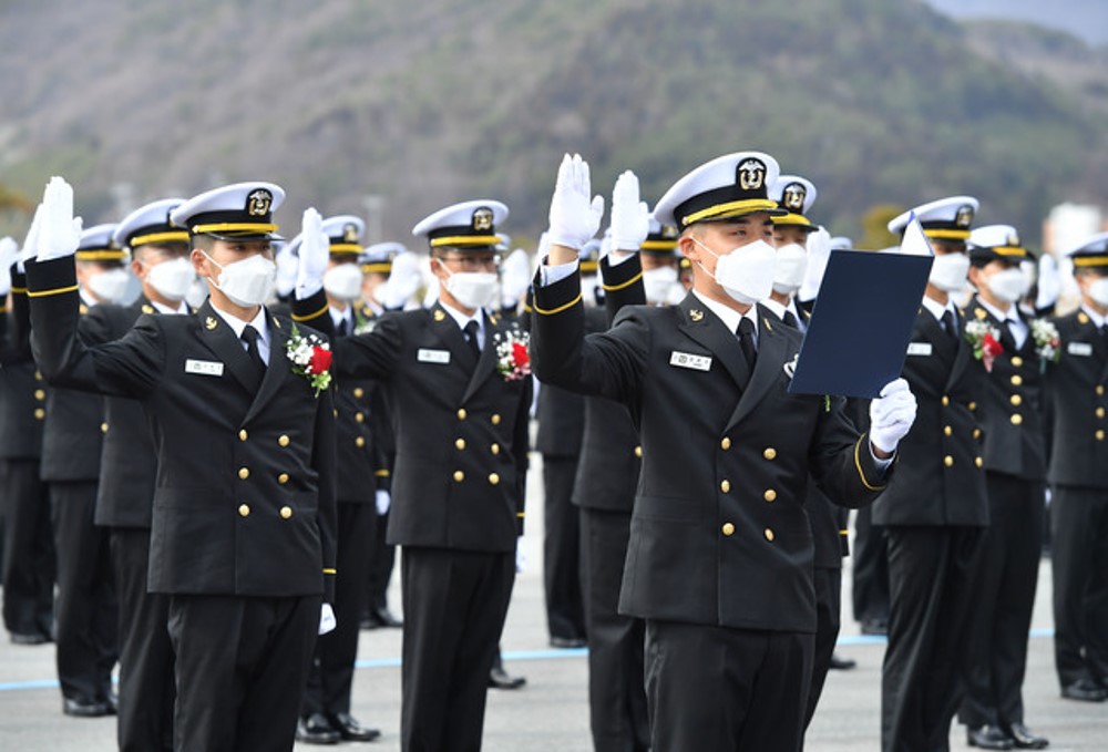  해군사관학교 교육생도 4학년 특수강간, 술 취해 잠든 동기 외국인 여성 교육수탁생 성폭행 사건.