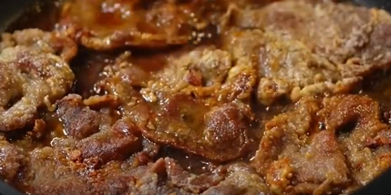 양념에 고기 졸이기