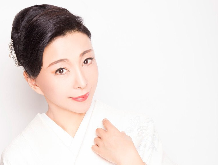  일본에서 성공한 유흥업소 호스티스 모치즈키 아케미, 일본 초호황기 에이스, 1억 엔(10억 원) 선물을 받았던 그녀, 현제 에이스와 과거 에이스 사이토 리에까지