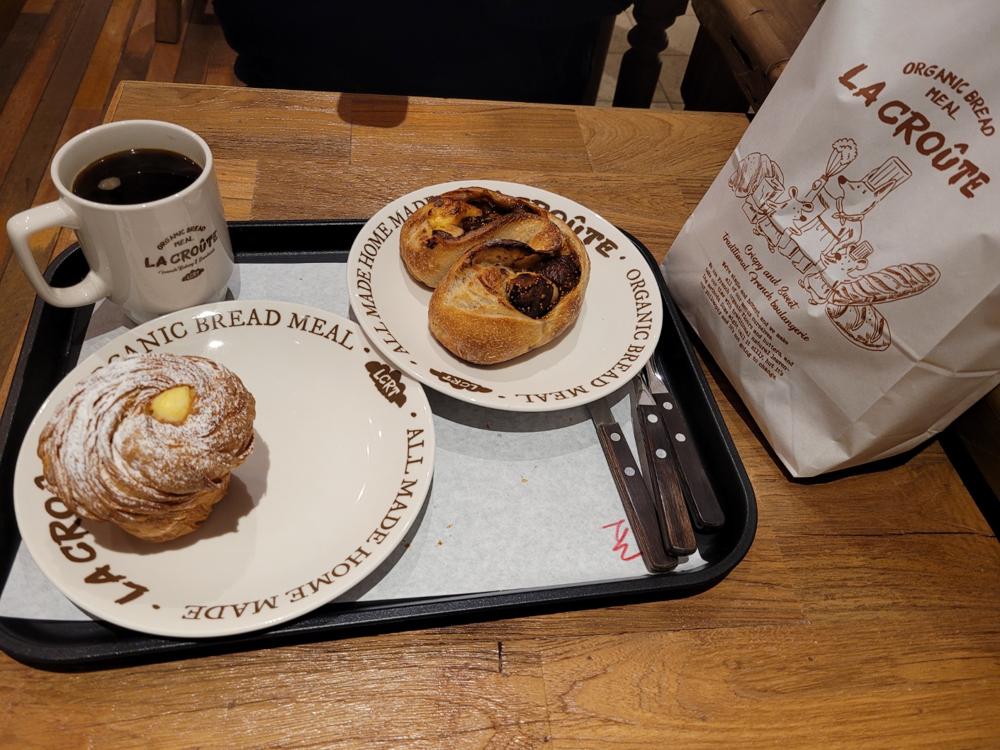 라끄루트 빵과 커피