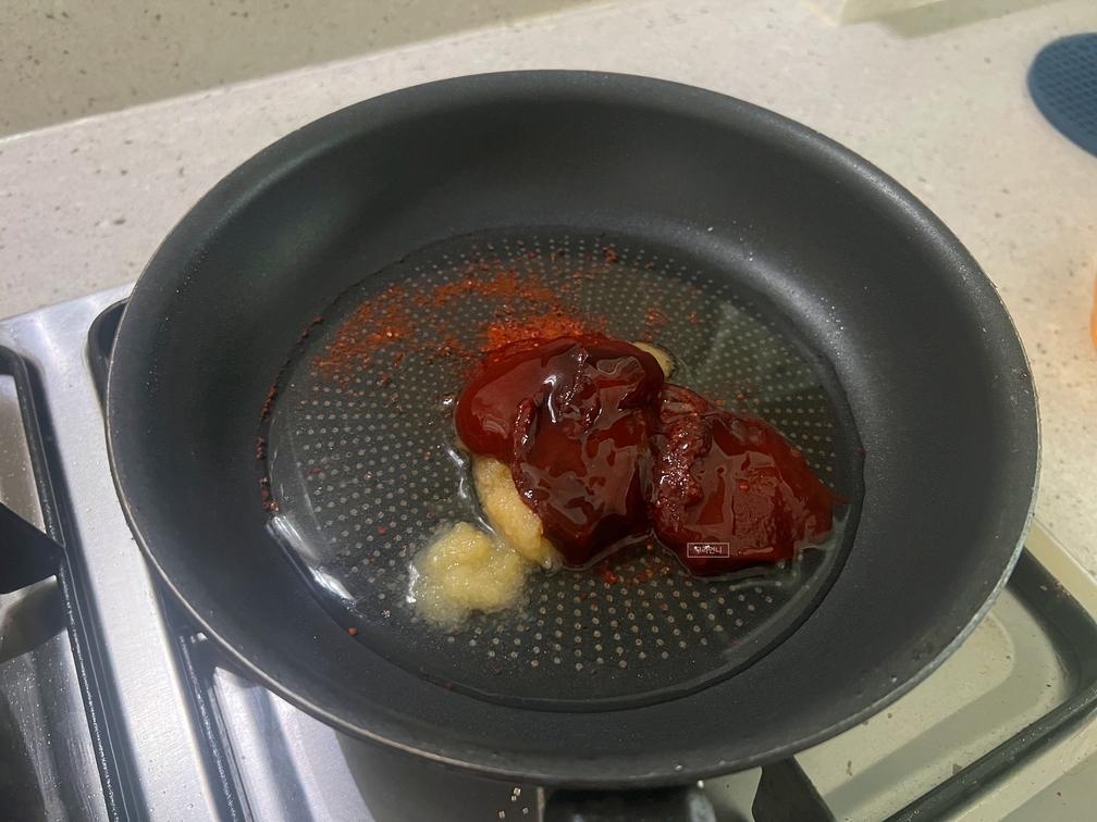 센 불에서 끓이기 시작합니다