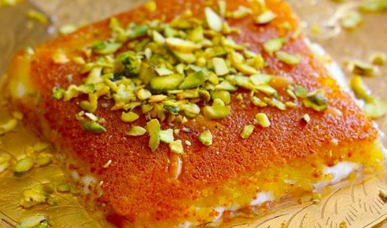 접시 위에 올려진 크나페, 시럽, 피스타치오