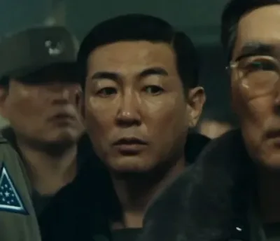 군복을 입고 서 있는 영화 서울의 봄에서 오구민을 연기하는 최민
