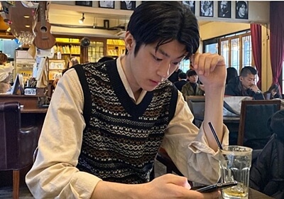 핸드폰을 보고있는 백성철 남친짤