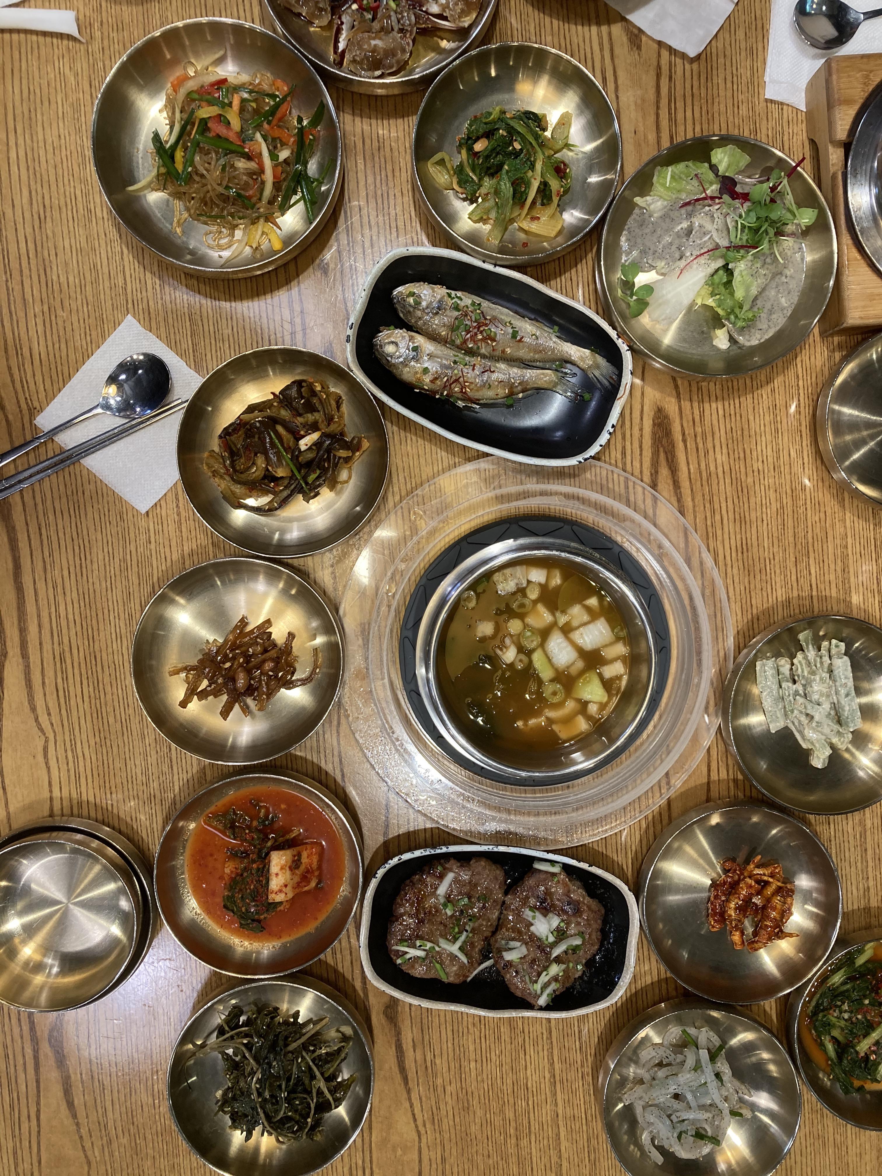  점심은 한식으로 한끼 해결합니다.