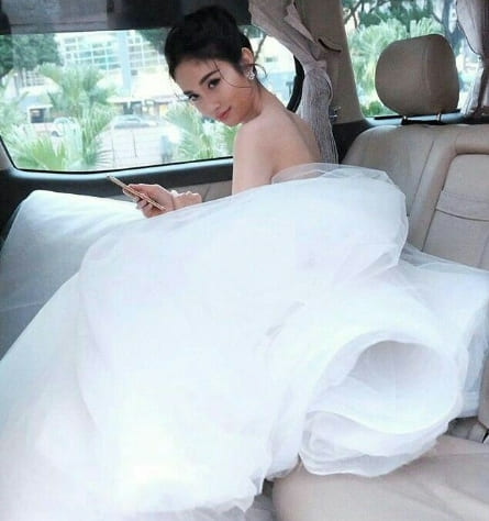 세계에서 가장 아름다운 트렌스젠더의 결혼 ㅣ 트렌스젠더는 얼마나 후회하나 VIDEO:Thailand&#39;s most beautiful transgender dazzles in gold for wedding
