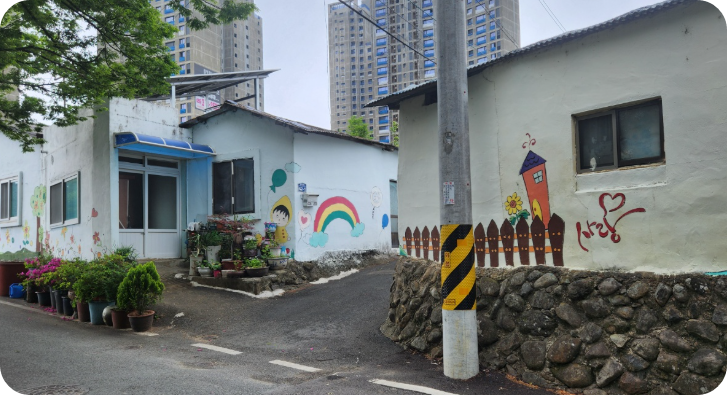 삼문마을 오래 된 집에 그려진 벽화
