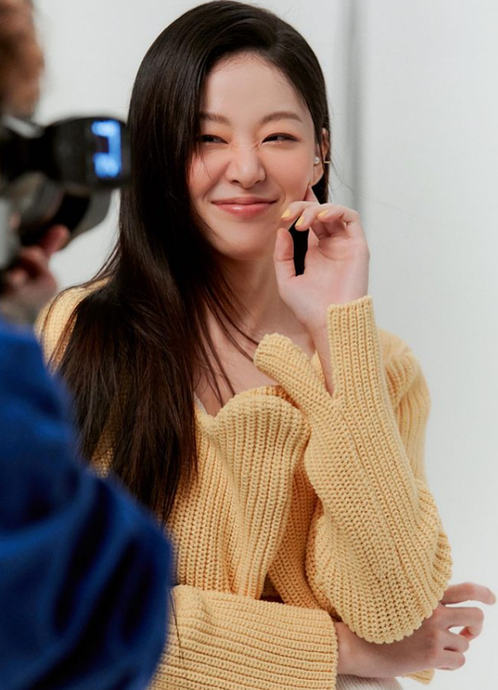  이주명 가디건 패션 _ 렉토 옐로우 커브넥 디테일 가디건 (이주명 인스타그램)