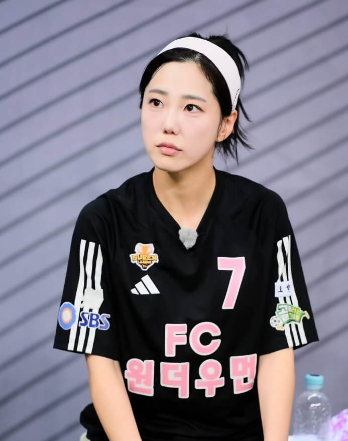 머리띠를한-축구유니폼을입은-여성의모습