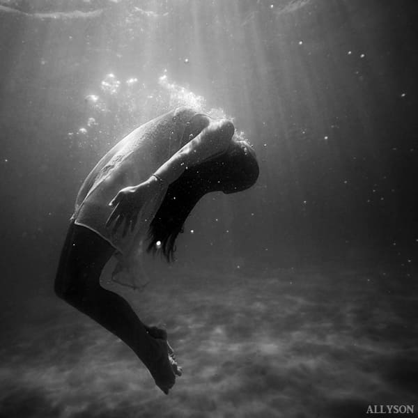 여자가-물속에-잠수하는-흑백-이미지-섬네일
