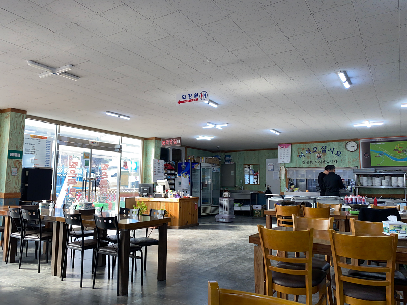 대형 매장의 빈 테이블