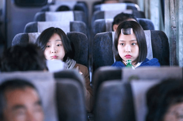 영화-마녀에서-김다미와-기차에서-음식-먹는-장면