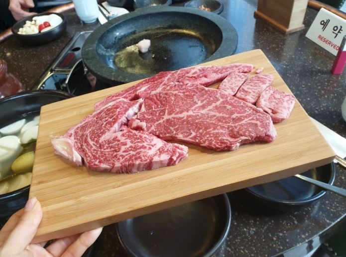 한우 등심 가격 100g당 1만원 돌파? 이마트에서는 할인
