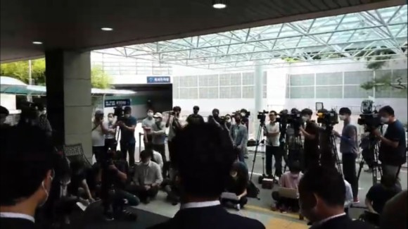 서울시청 앞 박원순 분향소 앞 성창경TV서울대병원 장례식장 주차장에 마련된 강용석·김용호·김세석·김용호·양평의 집. 유튜브 ON. 2020년 7월 11일 2시 30분 102
