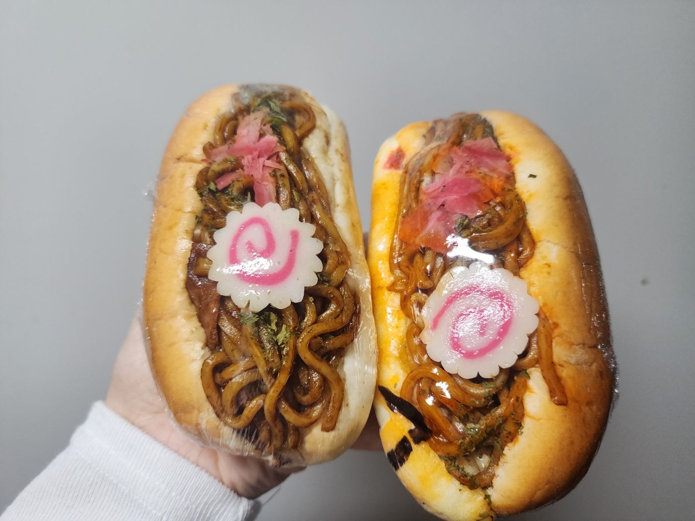 야끼소바빵 왼쪽이 일반 오른쪽이 불닭