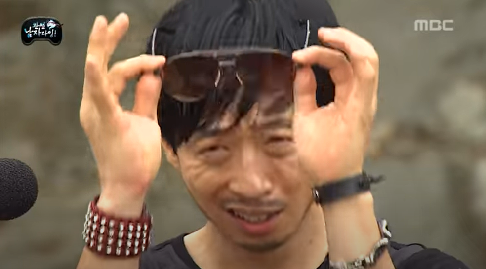  화제의 장면 : 홍철이 스킨 바르기