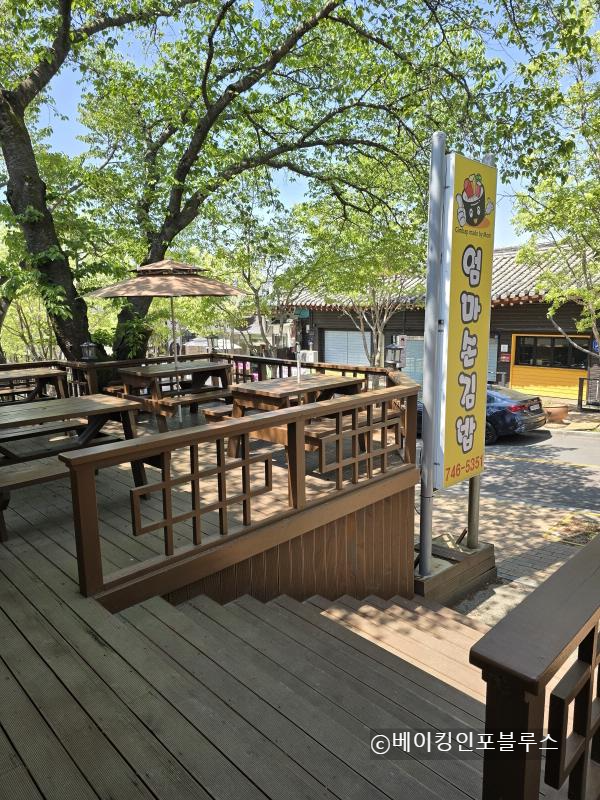 경주-불국사-엄마손김밥-서편간판과-야외테라스