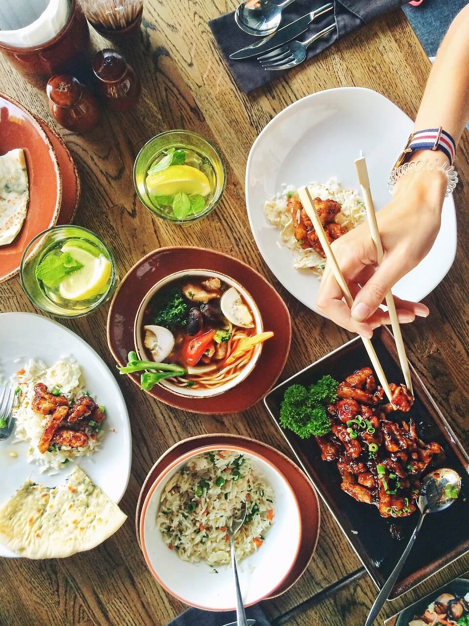 맛있는 반찬을 들고 있는 모습