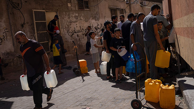 식수 공급 받는 가자 지구 사람들