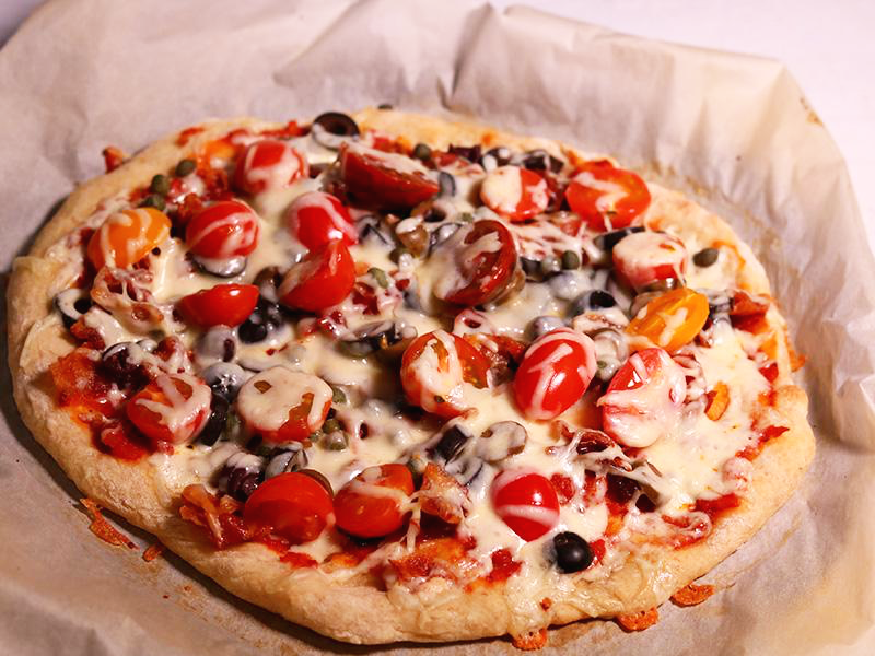 방울토마토가 잔뜩 올라간 홈메이드 피자