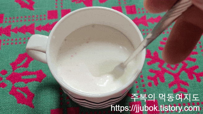 제티-딸기맛-우유-휘젓기