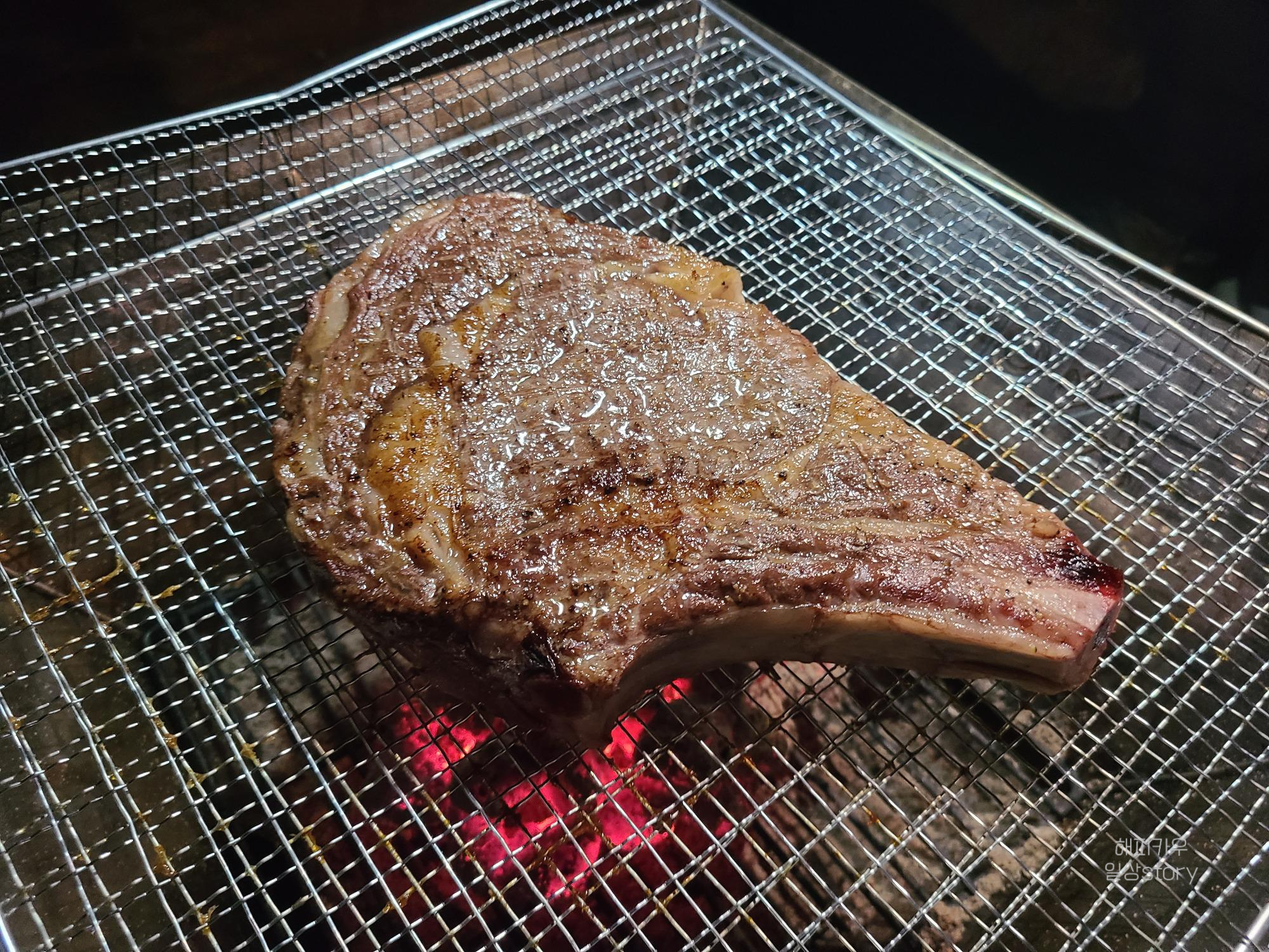  [캠핑 요리 추천] 육즙이 살아있는 토마호크 스테이크 숯불로 맛있게 굽는 방법