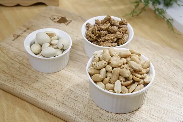 nuts-388785_640