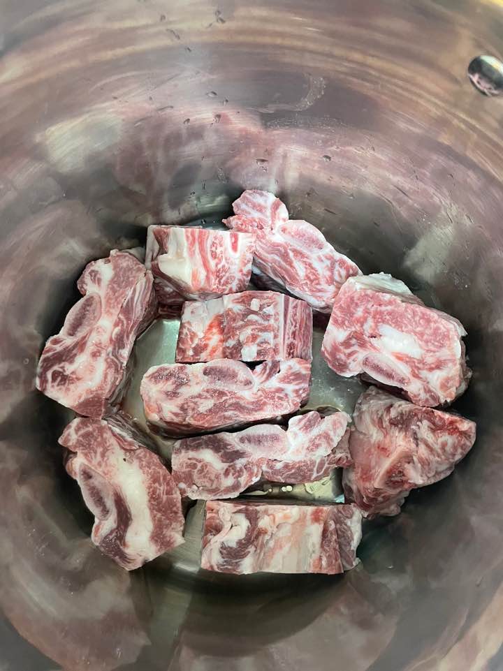 소갈비찜 냄비에 넣은 사진