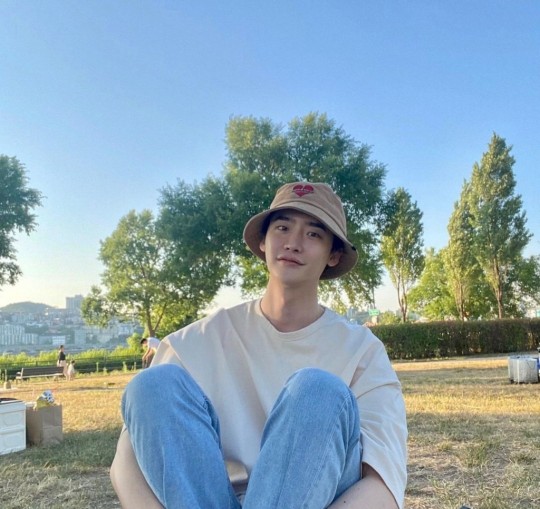 이종석, 야외 공원 빛낸 훈훈 비주얼! 청량美  [사진]
