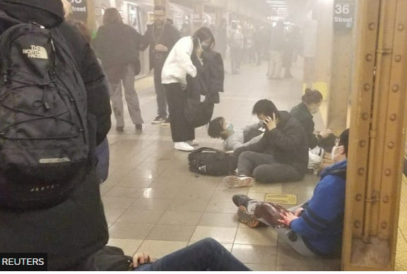 아비규환 뉴욕 브루클린 지하철역...괴한의 총 난사로 수십명 부상 VIDEO: Brooklyn shooting: Seventeen injured in New York City subway station