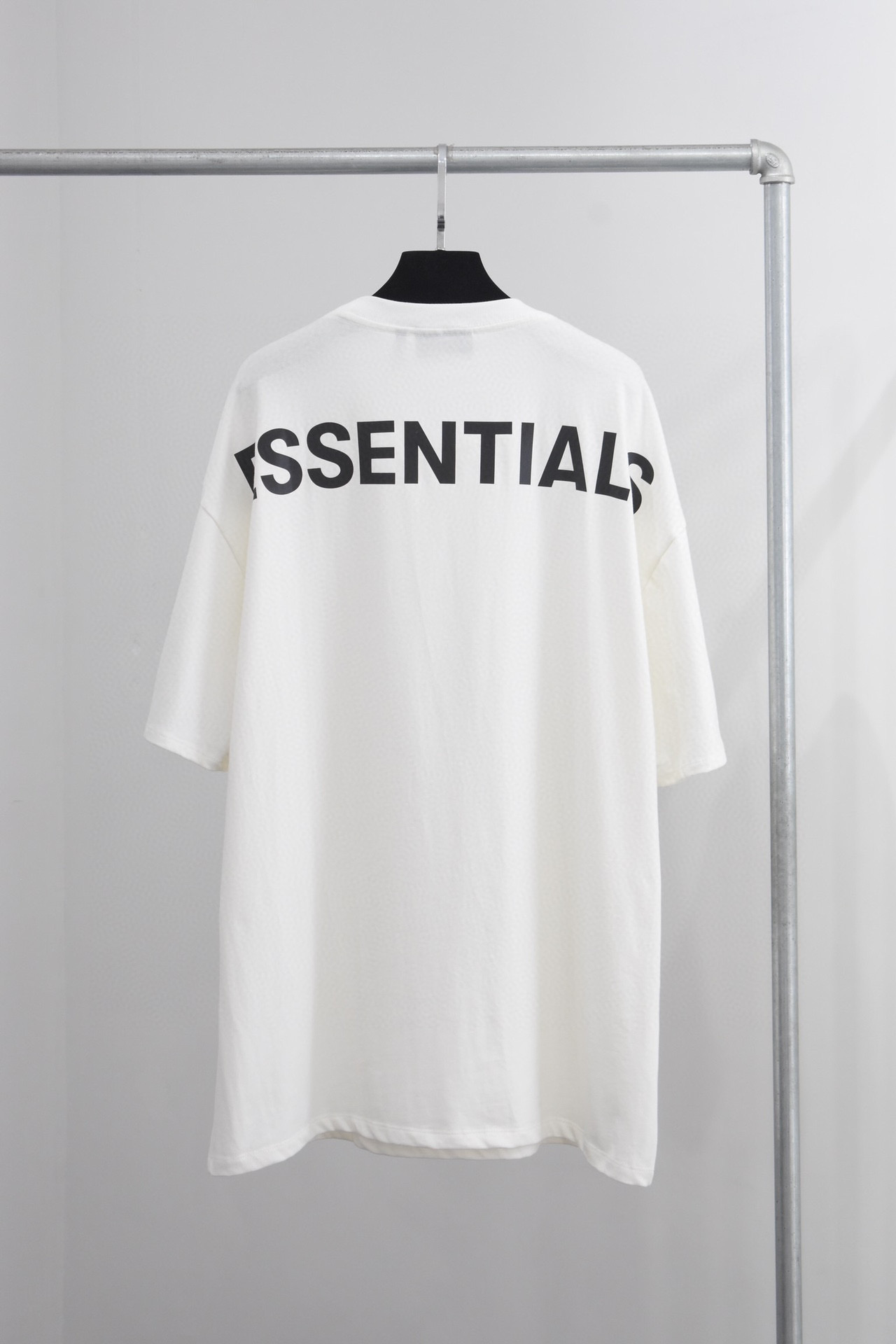  [FEAR OF GOD] 피어오브갓 에센셜 리플렉티브 로고 반팔 티셔츠 (2 COLOR)