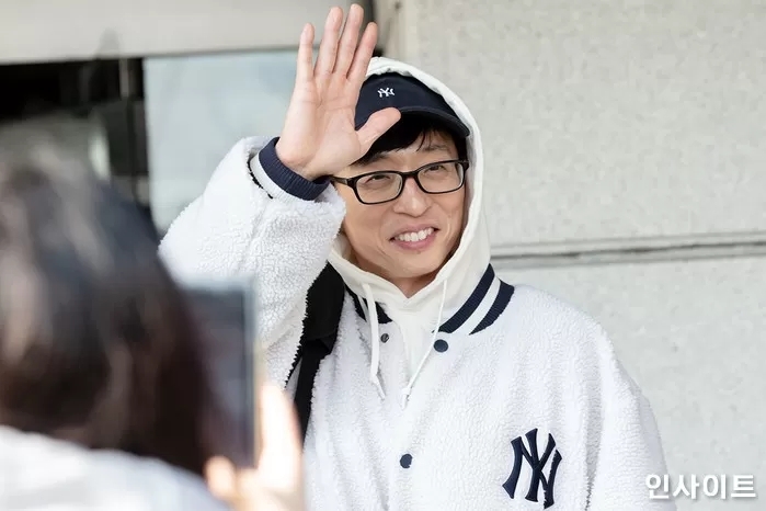  "아빠가 부자라서" 유재석 아들, '로고 박힌' 옷 입고...교사가 폭로한 인성에 모두가 놀라