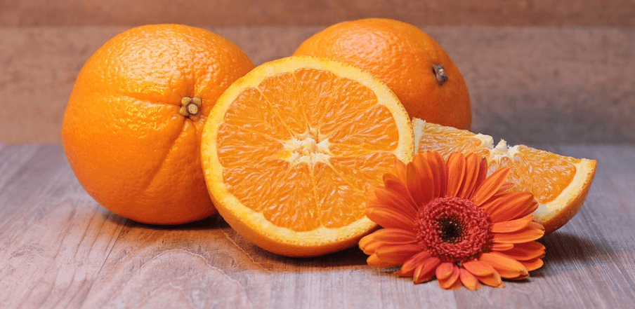 골절에 좋은 음식으로 알려진 오렌지가 놓여 있다