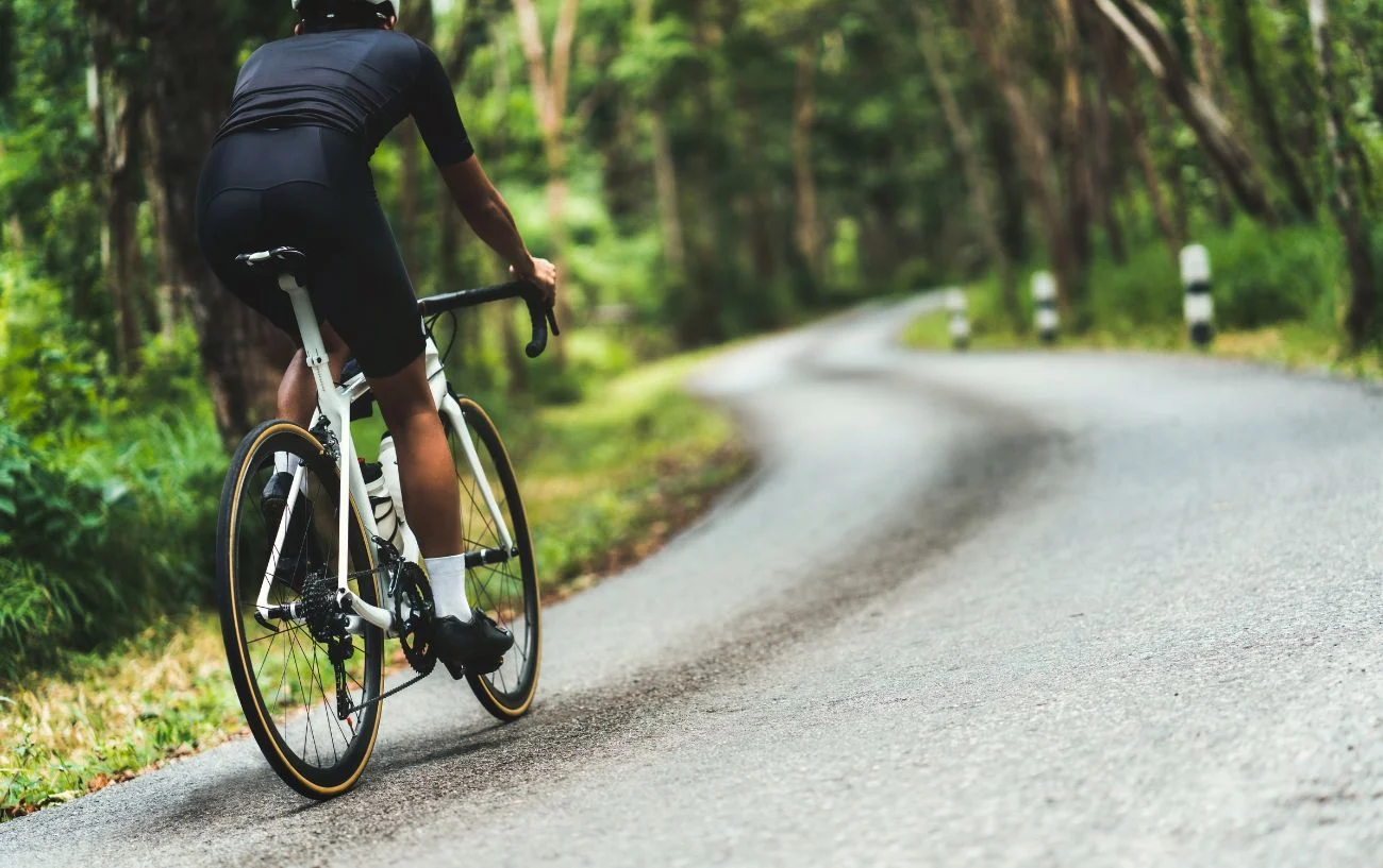로드 자전거는 드롭 핸들 바와 앏은 타이어로 유명합니다. 그 프레임들은 매우 가볍고&#44; 어떤 자전거들은 7kg만큼 가볍습니다. 그것들은 주로 강철&#44; 알루미늄&#44; 그리고 탄소 섬유로 제공되며&#44; 훌륭한 공기 역학을 갖도록 만들어졌습니다.