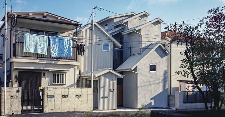 후지와라무로 건축가들의 4인 가족 &#39;하우스 인 고시엔&#39; &#39;House in koshien&#39; by fujiwaramuro architects echoes japan&#39;s connecting roads + alleys