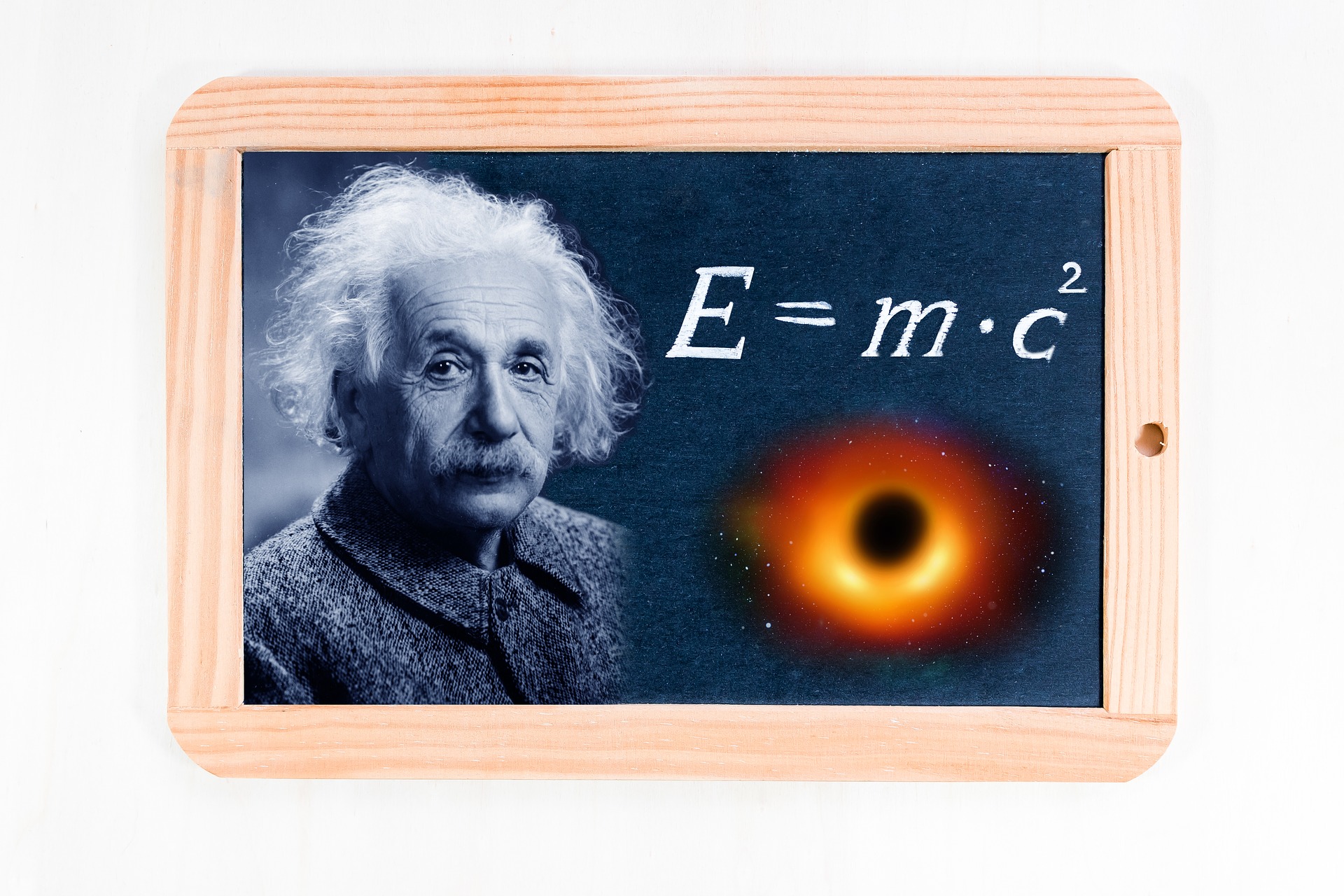 칠판에 아인슈타인의 사진과 E는MC스퀘어 그리고 블랙홀리 그려져있는 사진 