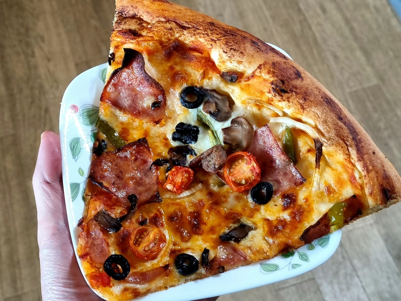 에어프라이어로 데운 피자입니다.