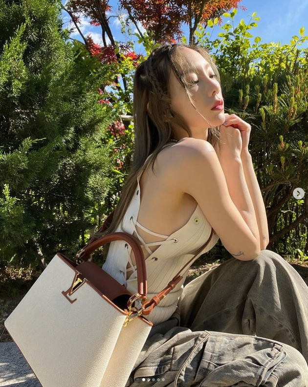  태연, 아찔한 옆트임 패션에 루이비통 가방까지